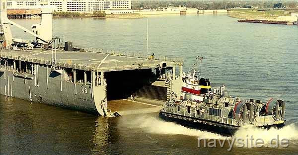 Cận cảnh tàu đổ bộ đệm khí đang chui vào trong ụ ở hầm tàu LSD-49 Cận cảnh tàu đổ bộ đệm khí đang chui vào trong ụ ở hầm tàu LSD-49