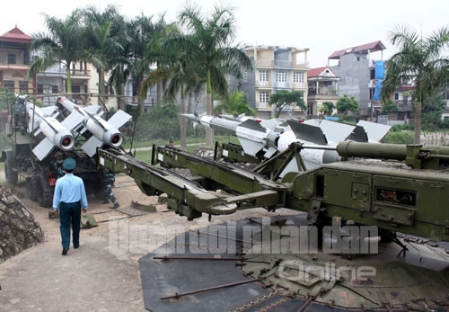 Xe chở đạn nhanh chóng đưa đạn vào bệ Xe chở đạn nhanh chóng đưa đạn vào bệ