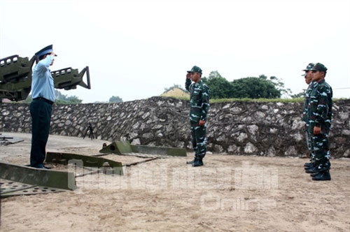 Viết tiếp truyền thống vẻ vang của đơn vị, lớp cán bộ, chiến sĩ của Tiểu đoàn 77 hôm nay tiếp tục đẩy mạnh huấn luyện với nhiều biện pháp hiệu quả, thiết thực, qua đó không ngừng nâng cao chất lượng huấn luyện và khả năng sẵn sàng chiến đấu; đồng thời đề cao cảnh giác, quyết tâm phát hiện và tiêu diệt mục tiêu kịp thời, bảo vệ vững chắc vùng trời được phân công quản lý, kiên quyết không để Tổ quốc bị bất ngờ vì các tình huống trên không. Xin gửi tới bạn đọc một vài hình ảnh trong buổi luyện tập tháo nạp đạn tên lửa của Tiểu đoàn 77. ẢNH: Đại đội trưởng đại đội hỏa lực, Thượng úy Bế Cao Lập giao nhiệm vụ nạp đạn tên lửa cho kíp khẩu đội bệ phóng Viết tiếp truyền thống vẻ vang của đơn vị, lớp cán bộ, chiến sĩ của Tiểu đoàn 77 hôm nay tiếp tục đẩy mạnh huấn luyện với nhiều biện pháp hiệu quả, thiết thực, qua đó không ngừng nâng cao chất lượng huấn luyện và khả năng sẵn sàng chiến đấu; đồng thời đề cao cảnh giác, quyết tâm phát hiện và tiêu diệt mục tiêu kịp thời, bảo vệ vững chắc vùng trời được phân công quản lý, kiên quyết không để Tổ quốc bị bất ngờ vì các tình huống trên không. Xin gửi tới bạn đọc một vài hình ảnh trong buổi luyện tập tháo nạp đạn tên lửa của Tiểu đoàn 77. ẢNH: Đại đội trưởng đại đội hỏa lực, Thượng úy Bế Cao Lập giao nhiệm vụ nạp đạn tên lửa cho kíp khẩu đội bệ phóng