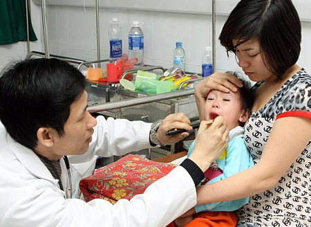 Để phòng bệnh cho trẻ vào mùa đông, cha mẹ cần lưu ý giữ ấm cho con, đặc biệt khi ra ngoài trời lạnh. Ảnh: Dương Ngọc.