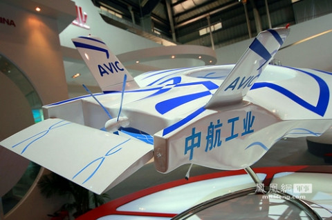 Phần đuôi có một cánh quạt tạo lực đẩy. Phần đuôi có một cánh quạt tạo lực đẩy.