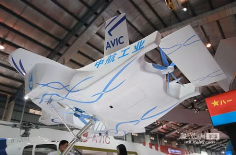 Kết hợp với 1 vây đuôi để điều chỉnh luồng gió từ cánh quạt, giúp trực thăng tăng, giảm độ cao nhanh hơn. Kết hợp với 1 vây đuôi để điều chỉnh luồng gió từ cánh quạt, giúp trực thăng tăng, giảm độ cao nhanh hơn.