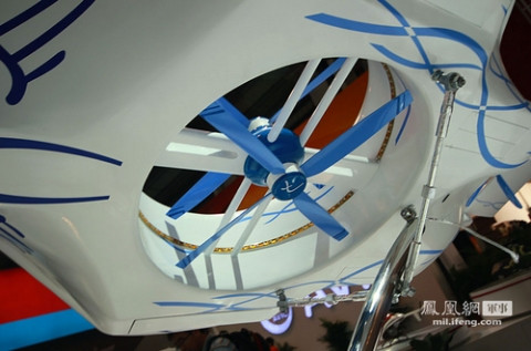 Cận cảnh đôi cánh quạt đồng trục được thiết kế ở giữa thân máy bay, giúp tạo lực nâng để cất và hạ cánh thẳng đứng. Cận cảnh đôi cánh quạt đồng trục được thiết kế ở giữa thân máy bay, giúp tạo lực nâng để cất và hạ cánh thẳng đứng.