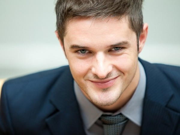 8. Hào phóng nụ cười: Những biến động thất thường, công việc căng thẳng làm bạn đánh mất tiếng cười lúc nào không hay. Đôi lúc, hãy cho cơ thể thả lỏng và mỉm cười thay vì vẻ mặt nhăn nhó, khó chịu thường trực. Tập thói quen chỉ dùng thuốc trong trường hợp không đừng được, thay vào đó sử dụng các liệu pháp ý thức, tự nhiên là cách gìn giữ, bảo vệ sức khỏe hiệu quả nhất.