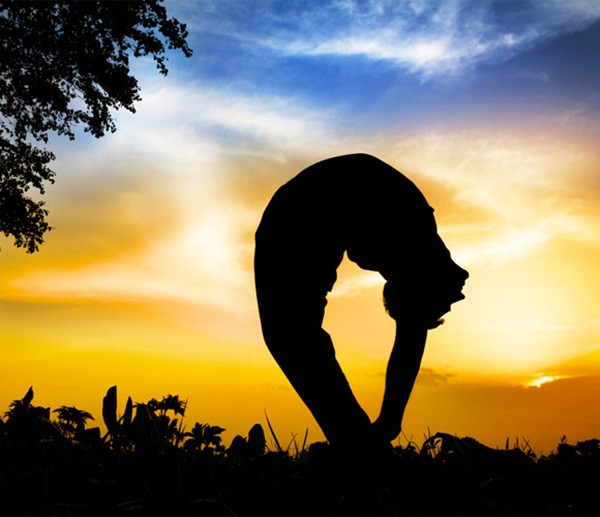 5. Tập thể dục nhẹ nhàng: Khi có dấu hiệu đau đầu, hãy rời bàn làm việc và đi dạo ở một không gian mở, thoáng và thử vài động tác thể dục nhẹ nhàng. Nếu không, đạp xe, chạy bộ cũng là một phương pháp hiệu quả loại bỏ chứng đau đầu.