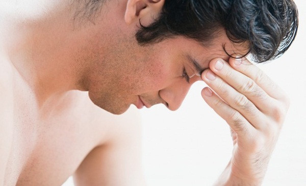 6. Bổ sung nước uống: Mất nước là một trong những nguyên do phổ biến gây đau nửa đầu hoặc đau đầu từng cơn. Hãy tập thói quen uống đủ lượng nước định mức cho mỗi ngày. Lưu ý là nhiệt độ nước uống cần cân bằng với nhiệt độ trong phòng. Tốt nhất là dùng nước ấm để giảm thiểu những cơn đau đầu bất chợt.