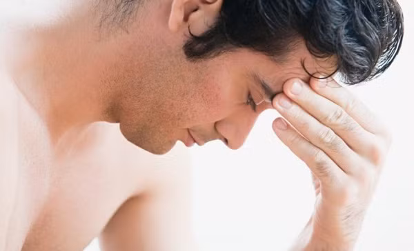 6. Bổ sung nước uống: Mất nước là một trong những nguyên do phổ biến gây đau nửa đầu hoặc đau đầu từng cơn. Hãy tập thói quen uống đủ lượng nước định mức cho mỗi ngày. Lưu ý là nhiệt độ nước uống cần cân bằng với nhiệt độ trong phòng. Tốt nhất là dùng nước ấm để giảm thiểu những cơn đau đầu bất chợt.