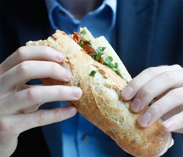 2. Cung cấp đủ năng lượng cho cơ thể: Dạ dày trống rỗng có thể là thủ phạm giấu mặt sau một cơn đau đầu. Ăn các bữa nhỏ, lành mạnh và đủ chất là nhân tố ổn định cấu trúc não.