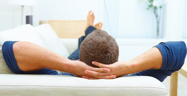 7. Tập massage cho bản thân: Mỗi người nên tự trang bị cho mình những động tác massage đầu đơn giản để tự chữa trị thay vì luôn phụ thuộc các tiệm massage. Mang theo một chai dầu gió và dầu khuynh diệp ở bên mình để có thể ứng cứu trong những trường hợp khác nhau.