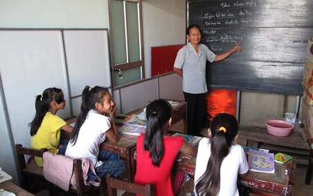 Lớp học tình thường của cô giáo Thông tại quê. Ảnh TTXVN Lớp học tình thường của cô giáo Thông tại quê. Ảnh TTXVN