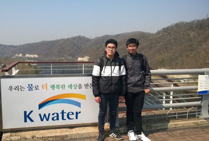Đội đạt giải Nhất cuộc thi Eco Challenge Việt Nam 2015 cùng các học sinh quốc tế đến thăm nhà máy lọc và sản xuất nước của K-Water (Hàn Quốc). Đội đạt giải Nhất cuộc thi Eco Challenge Việt Nam 2015 cùng các học sinh quốc tế đến thăm nhà máy lọc và sản xuất nước của K-Water (Hàn Quốc).