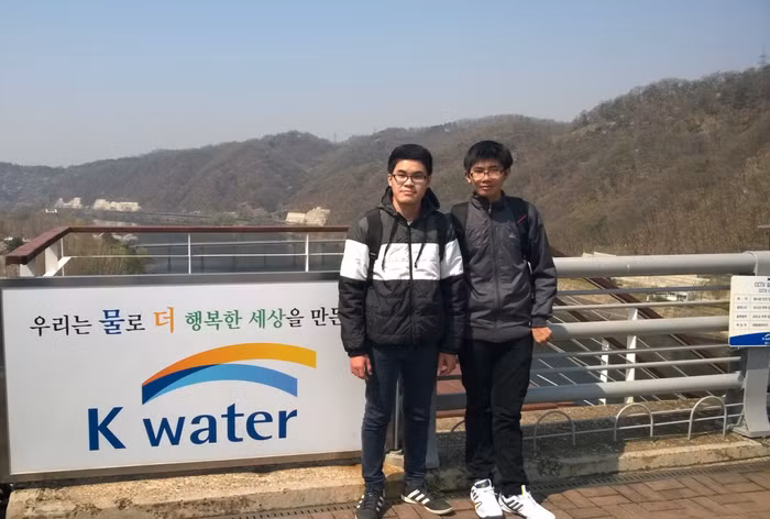 Đội đạt giải Nhất cuộc thi Eco Challenge Việt Nam 2015 cùng các học sinh quốc tế đến thăm nhà máy lọc và sản xuất nước của K-Water (Hàn Quốc).