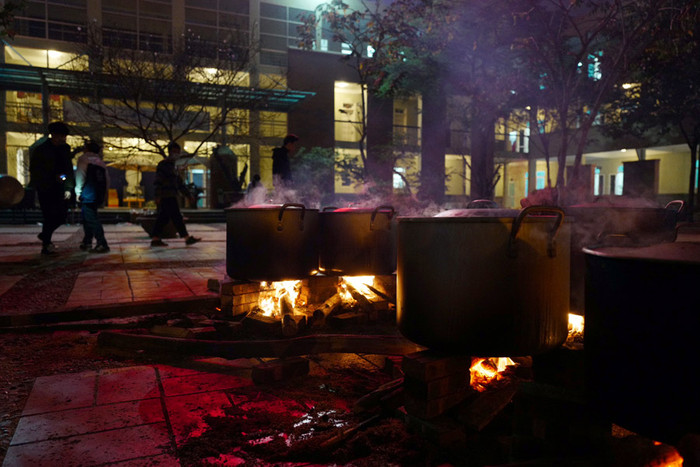 Những nồi bánh chưng đầu tiên bắt đầu được nấu.