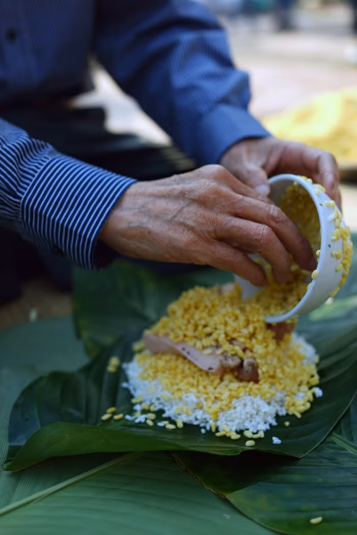 Những chiếc bánh chưng này sẽ được đưa tới các bệnh nhân nghèo phải đón tết xa nhà.