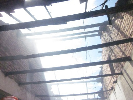 Vụ cháy đã làm sập hoàn toàn mái ngói ở khu vực tầng 2 khoa dược - Bệnh viện Y học cổ truyền Nghệ An