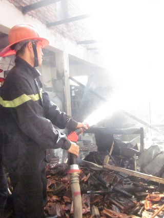 Tuy nhiên do thời tiết nắng nóng, gió to nơi xảy ra cháy có nhiều vật liệu dễ cháy nên công tác chữa cháy gặp nhiều khó khăn