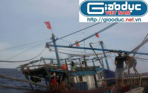 Họ vui vẻ tặng nhau vài chai nước ngọt, vài gói thuốc và lấy số điện đàm để thường xuyên liên lạc với nhau giữa biển khơi mênh mông, cô độc (ảnh Xuân Hòa) Họ vui vẻ tặng nhau vài chai nước ngọt, vài gói thuốc và lấy số điện đàm để thường xuyên liên lạc với nhau giữa biển khơi mênh mông, cô độc (ảnh Xuân Hòa)