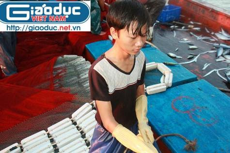 Thuyền viên Hồ Văn Toàn tranh thủ ra biển đánh bắt những ngày nghỉ hè với mong muốn có tiền tiếp tục ăn học để có cơ hội thi vào Trường sĩ quan Hải quân (ảnh Xuân Hòa) Thuyền viên Hồ Văn Toàn tranh thủ ra biển đánh bắt những ngày nghỉ hè với mong muốn có tiền tiếp tục ăn học để có cơ hội thi vào Trường sĩ quan Hải quân (ảnh Xuân Hòa)