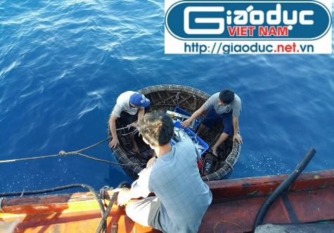 Thuyền trưởng Định chia sẻ lợi nhuận cho các ngư dân tàu bạn trong một lần mượn bãi đánh cá (ảnh Xuân Hòa) Thuyền trưởng Định chia sẻ lợi nhuận cho các ngư dân tàu bạn trong một lần mượn bãi đánh cá (ảnh Xuân Hòa)