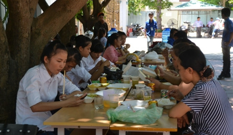 Bữa cơm miễn phí đã giúp các sĩ tử và người nhà vững tâm hơn (ảnh Xuân Hòa) Bữa cơm miễn phí đã giúp các sĩ tử và người nhà vững tâm hơn (ảnh Xuân Hòa)