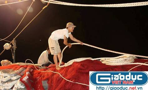 Tiếp nối các bậc đàn anh thuyền viên Trần Đạt cũng vừa trở về sau khi hoàn thành nghĩa vụ trong lực lượng hải quân (ảnh Xuân Hòa) Tiếp nối các bậc đàn anh thuyền viên Trần Đạt cũng vừa trở về sau khi hoàn thành nghĩa vụ trong lực lượng hải quân (ảnh Xuân Hòa)