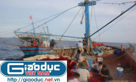 Niềm vui gặp gỡ trên biển của các ngư dân trên hai chiếc tàu đánh bắt hải sản chưa từng quen biết (ảnh Xuân Hòa) Niềm vui gặp gỡ trên biển của các ngư dân trên hai chiếc tàu đánh bắt hải sản chưa từng quen biết (ảnh Xuân Hòa)