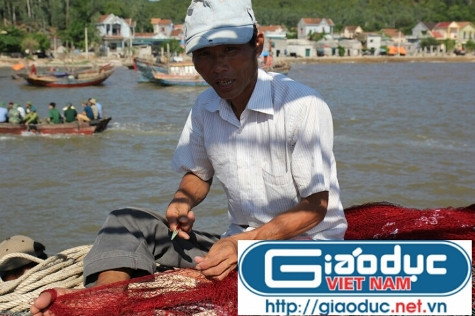 "Đều là ngư dân cả nhưng tàu cá Trung Quốc ỷ thế lớn hơn đâm vào tàu của chúng tôi là hành động thiếu nhân văn, không chấp nhận được", thuyền viên Trần Ngọc Thành bức xúc khi nhớ lại lần tàu câu mực của mình bị tàu cá Trung Quốc đâm lén khi đang đánh bắt trên biển (ảnh Xuân Hòa)