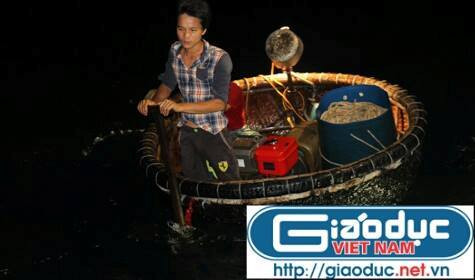 Những đêm đánh cá, Liều lại cùng chiếc thuyền mủng nhỏ bé lênh đênh giữa biển thả đèn nhử cá cho tàu chính buông lưới (ảnh Xuân Hòa) Những đêm đánh cá, Liều lại cùng chiếc thuyền mủng nhỏ bé lênh đênh giữa biển thả đèn nhử cá cho tàu chính buông lưới (ảnh Xuân Hòa)