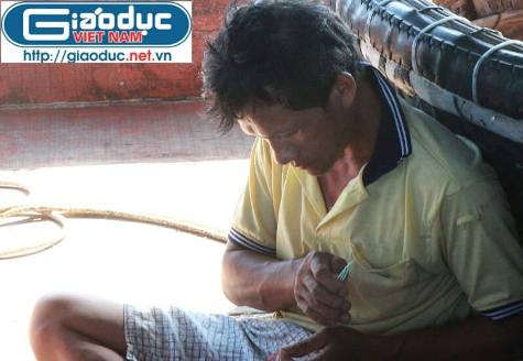 Thuyền trưởng Trần Văn Định đã có 4 năm phục vụ trong lực lượng hải quân và giờ về với cuộc sống của người ngư dân anh lại được thuyền viên trên tàu tín nhiệm làm thủ lĩnh mỗi lần ra khơi (ảnh Xuân Hòa) Thuyền trưởng Trần Văn Định đã có 4 năm phục vụ trong lực lượng hải quân và giờ về với cuộc sống của người ngư dân anh lại được thuyền viên trên tàu tín nhiệm làm thủ lĩnh mỗi lần ra khơi (ảnh Xuân Hòa)