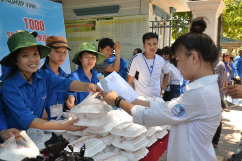 Sự nhiệt tình của các tình nguyện viên làm ấm lòng các sĩ tử và người nhà (ảnh Xuân Hòa) Sự nhiệt tình của các tình nguyện viên làm ấm lòng các sĩ tử và người nhà (ảnh Xuân Hòa)
