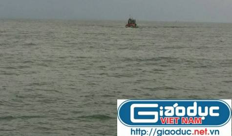 Giữa biển khơi mênh mông những chiếc tàu cá trở nên nhỏ bé và có thể gặp nạn bất cứ lúc nào (ảnh Xuân Hòa) Giữa biển khơi mênh mông những chiếc tàu cá trở nên nhỏ bé và có thể gặp nạn bất cứ lúc nào (ảnh Xuân Hòa)