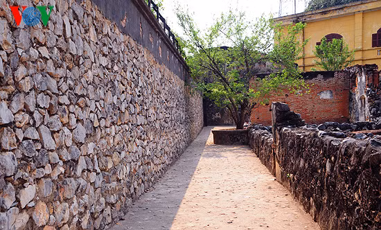 Nhưng cũng chính nơi tù đầy tăm tối này, hơn bao giờ hết khí tiết của người chiến sĩ cộng sản đã toả sáng và thắp lên ngọn lửa đấu tranh cách mạng khắp núi rừng Tây Bắc. Cũng chính nhà tù này đã trở thành một trường học cách mạng vĩ đại rèn luyện và bổ xung cho Đảng, cho Cách mạng Việt Nam những chiến sĩ Cộng sản xuất sắc như: Tô Hiệu, Lê Quẩn, Trường Chinh, Nguyễn Lương Bằng, Lê Đức Thọ và bao chiến sĩ trung kiên khác. Ảnh: Bao quanh nhà tù là những bức tường rào cao ngất ngưởng và chắc chắn Nhưng cũng chính nơi tù đầy tăm tối này, hơn bao giờ hết khí tiết của người chiến sĩ cộng sản đã toả sáng và thắp lên ngọn lửa đấu tranh cách mạng khắp núi rừng Tây Bắc. Cũng chính nhà tù này đã trở thành một trường học cách mạng vĩ đại rèn luyện và bổ xung cho Đảng, cho Cách mạng Việt Nam những chiến sĩ Cộng sản xuất sắc như: Tô Hiệu, Lê Quẩn, Trường Chinh, Nguyễn Lương Bằng, Lê Đức Thọ và bao chiến sĩ trung kiên khác. Ảnh: Bao quanh nhà tù là những bức tường rào cao ngất ngưởng và chắc chắn