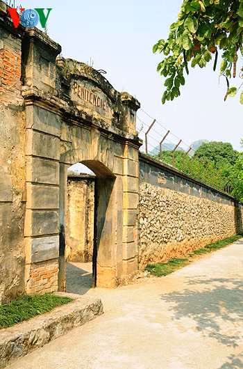 Nhà tù Sơn La được thực dân Pháp xây dựng năm 1908 với diện tích ban đầu là 500 m vuông, chủ yếu dùng để giam cầm tù thường phạm. Ảnh: Cổng chính vào chốn "địa ngục trần gian" Nhà tù Sơn La được thực dân Pháp xây dựng năm 1908 với diện tích ban đầu là 500 m vuông, chủ yếu dùng để giam cầm tù thường phạm. Ảnh: Cổng chính vào chốn "địa ngục trần gian"