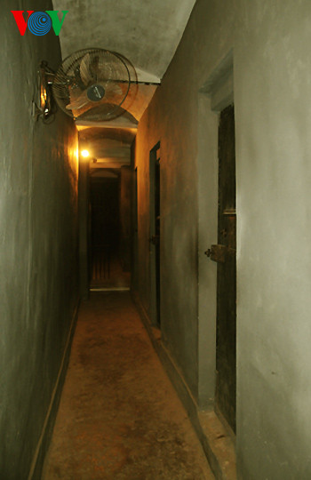 Xà lim gồm 5 phòng giam cá nhân và 2 phòng giam tập thể Xà lim gồm 5 phòng giam cá nhân và 2 phòng giam tập thể