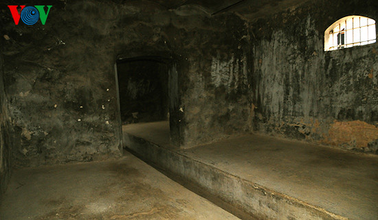 Phia trong, mỗi phòng giam là một cái lò nung bởi gió Lào tràn về; còn mùa đông, lại biến thành một ngăn tủ lạnh vì khí hậu giá rét nơi miền biên ải Phia trong, mỗi phòng giam là một cái lò nung bởi gió Lào tràn về; còn mùa đông, lại biến thành một ngăn tủ lạnh vì khí hậu giá rét nơi miền biên ải