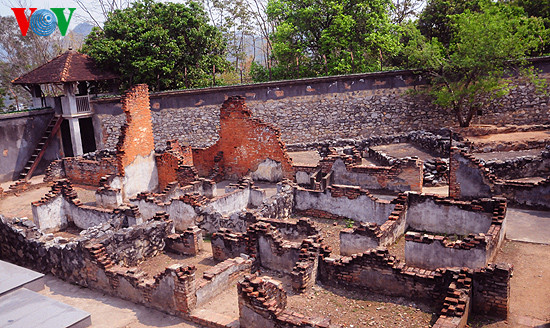 Những buồng giam chật hẹp nay chỉ còn là những bức tường gạch đổ vỡ Những buồng giam chật hẹp nay chỉ còn là những bức tường gạch đổ vỡ