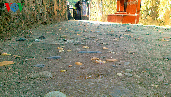 Chỉ tính trong giai đoạn 1930 - 1945, quân Pháp đã giam cầm, đầy ải 1.007 lượt chiến sĩ cách mạng Việt Nam và những người yêu nước khác. Đồng thời biến nơi đây thành một địa ngục trần gian để giam cầm, đầy ải và thủ tiêu ý chí đấu tranh của những người Cộng sản Việt Nam. Ảnh: Phía dưới sàn là những con đường được dải đầy sỏi lô nhô để khi tù nhân có muốn vượt ngục cũng không thể chạy nhanh Chỉ tính trong giai đoạn 1930 - 1945, quân Pháp đã giam cầm, đầy ải 1.007 lượt chiến sĩ cách mạng Việt Nam và những người yêu nước khác. Đồng thời biến nơi đây thành một địa ngục trần gian để giam cầm, đầy ải và thủ tiêu ý chí đấu tranh của những người Cộng sản Việt Nam. Ảnh: Phía dưới sàn là những con đường được dải đầy sỏi lô nhô để khi tù nhân có muốn vượt ngục cũng không thể chạy nhanh