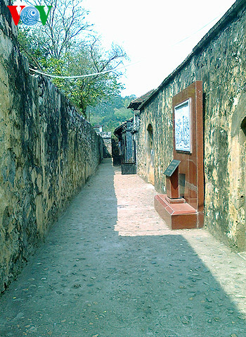 Ngày 3/2/1930 Đảng cộng sản Đông Dương ra đời và lãnh đạo toàn dân tộc Việt Nam tiến hành cuộc Cách mạng dân tộc dân chủ nhân dân. Hoảng sợ trước phong trào đấu tranh giành độc lập dân tộc của Cách mạng Việt Nam ngày một dâng cao; thực dân Pháp đã mở rộng nhà tù Sơn La thêm 1500 m vuông và 170 m vuông nữa vào năm 1940. Ảnh: Bước vào trong mọi người sẽ bắt gặp những hành lang dài với 2 bên là các phòng giam Ngày 3/2/1930 Đảng cộng sản Đông Dương ra đời và lãnh đạo toàn dân tộc Việt Nam tiến hành cuộc Cách mạng dân tộc dân chủ nhân dân. Hoảng sợ trước phong trào đấu tranh giành độc lập dân tộc của Cách mạng Việt Nam ngày một dâng cao; thực dân Pháp đã mở rộng nhà tù Sơn La thêm 1500 m vuông và 170 m vuông nữa vào năm 1940. Ảnh: Bước vào trong mọi người sẽ bắt gặp những hành lang dài với 2 bên là các phòng giam