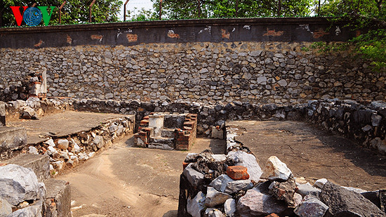 Những phòng giam rất nhỏ nhưng quân Pháp cho nhồi nhét hàng chục, trăm tù nhân Những phòng giam rất nhỏ nhưng quân Pháp cho nhồi nhét hàng chục, trăm tù nhân