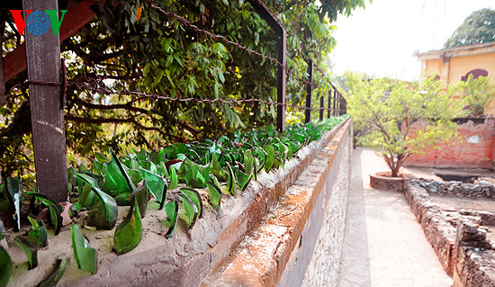 Từ năm 1930 - 1945, 1007 lượt chiến sĩ cách mạng của Đảng, của dân tộc đã bị thực dân Pháp giam cầm, đầy ải ở chốn ngục tù này. Mỗi năm di tích đã đón tiếp hàng trăm ngàn lượt du khách đến tham quan nghiên cứu, học tập. Di tích lịch sử Cách mạng nhà tù Sơn La nằm trên đồi Khau Cả, tổ 8, phường Tô Hiệu, thị xã Sơn La. Ảnh: Phía trên là hệ thống dây thép gai cùng mảnh sành cắm nhọn hoắt Từ năm 1930 - 1945, 1007 lượt chiến sĩ cách mạng của Đảng, của dân tộc đã bị thực dân Pháp giam cầm, đầy ải ở chốn ngục tù này. Mỗi năm di tích đã đón tiếp hàng trăm ngàn lượt du khách đến tham quan nghiên cứu, học tập. Di tích lịch sử Cách mạng nhà tù Sơn La nằm trên đồi Khau Cả, tổ 8, phường Tô Hiệu, thị xã Sơn La. Ảnh: Phía trên là hệ thống dây thép gai cùng mảnh sành cắm nhọn hoắt