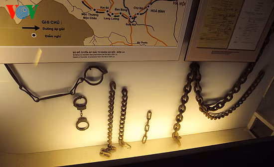 Không chỉ chịu nhiều đọa đày, các chiến sỹ Cách mạng còn phải chịu nhiều đòn tra tấn với xiềng xích.(Theo VOV) Không chỉ chịu nhiều đọa đày, các chiến sỹ Cách mạng còn phải chịu nhiều đòn tra tấn với xiềng xích.(Theo VOV)