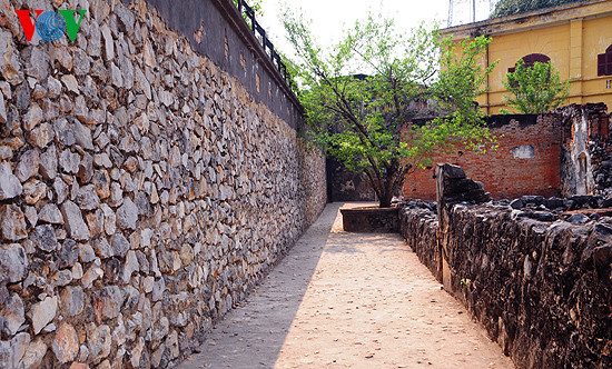 Nhưng cũng chính nơi tù đầy tăm tối này, hơn bao giờ hết khí tiết của người chiến sĩ cộng sản đã toả sáng và thắp lên ngọn lửa đấu tranh cách mạng khắp núi rừng Tây Bắc. Cũng chính nhà tù này đã trở thành một trường học cách mạng vĩ đại rèn luyện và bổ xung cho Đảng, cho Cách mạng Việt Nam những chiến sĩ Cộng sản xuất sắc như: Tô Hiệu, Lê Quẩn, Trường Chinh, Nguyễn Lương Bằng, Lê Đức Thọ và bao chiến sĩ trung kiên khác. Ảnh: Bao quanh nhà tù là những bức tường rào cao ngất ngưởng và chắc chắn Nhưng cũng chính nơi tù đầy tăm tối này, hơn bao giờ hết khí tiết của người chiến sĩ cộng sản đã toả sáng và thắp lên ngọn lửa đấu tranh cách mạng khắp núi rừng Tây Bắc. Cũng chính nhà tù này đã trở thành một trường học cách mạng vĩ đại rèn luyện và bổ xung cho Đảng, cho Cách mạng Việt Nam những chiến sĩ Cộng sản xuất sắc như: Tô Hiệu, Lê Quẩn, Trường Chinh, Nguyễn Lương Bằng, Lê Đức Thọ và bao chiến sĩ trung kiên khác. Ảnh: Bao quanh nhà tù là những bức tường rào cao ngất ngưởng và chắc chắn