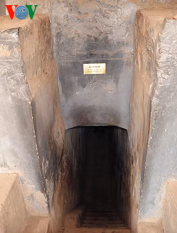 Không chỉ có các phòng giam nổi trên mặt đất, thực dân Pháp còn cho xây dựng hệ thống xà lim ngầm nằm sâu trong lòng đất Không chỉ có các phòng giam nổi trên mặt đất, thực dân Pháp còn cho xây dựng hệ thống xà lim ngầm nằm sâu trong lòng đất