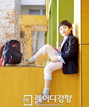 Các bé nam thì sẽ có thêm cái vest, trông sẽ "ngầu" và ấm hơn. Các bé nam thì sẽ có thêm cái vest, trông sẽ "ngầu" và ấm hơn.