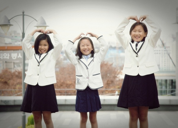 Ngoài ra màu trắng cũng được rất nhiều phụ huynh và các em học sinh ở Hàn Quốc ưa thích. Ngoài ra màu trắng cũng được rất nhiều phụ huynh và các em học sinh ở Hàn Quốc ưa thích.