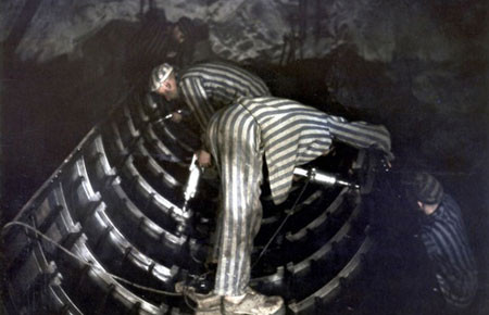 Lắp ráp phần vỏ thân tên lửa.