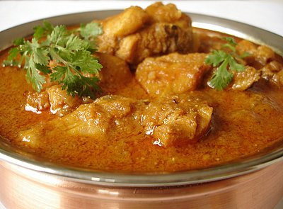 Về chuyện ăn uống: Không thịt bò với người Hindu, không thịt lợn với đạo Hồi, đó là những gì đã được dặn đi dặn lại trước khi sang đây. Thịt ở đây khá rẻ nhưng 2 món thịt phổ biến của dân teen Việt mình lại không được bán nhiều. Các loại rau củ thì khá nhiều nhưng mỗi lần mua cũng vất vả do các loại rau thơm bán chủ yếu trong siêu thị, thường sinh viên sang đây đều phải đi chợ nấu ăn, dù là nam hay nữ. Ảnh: Món cà ri biểu trưng của nước Ấn Độ đây. Về chuyện ăn uống: Không thịt bò với người Hindu, không thịt lợn với đạo Hồi, đó là những gì đã được dặn đi dặn lại trước khi sang đây. Thịt ở đây khá rẻ nhưng 2 món thịt phổ biến của dân teen Việt mình lại không được bán nhiều. Các loại rau củ thì khá nhiều nhưng mỗi lần mua cũng vất vả do các loại rau thơm bán chủ yếu trong siêu thị, thường sinh viên sang đây đều phải đi chợ nấu ăn, dù là nam hay nữ. Ảnh: Món cà ri biểu trưng của nước Ấn Độ đây.