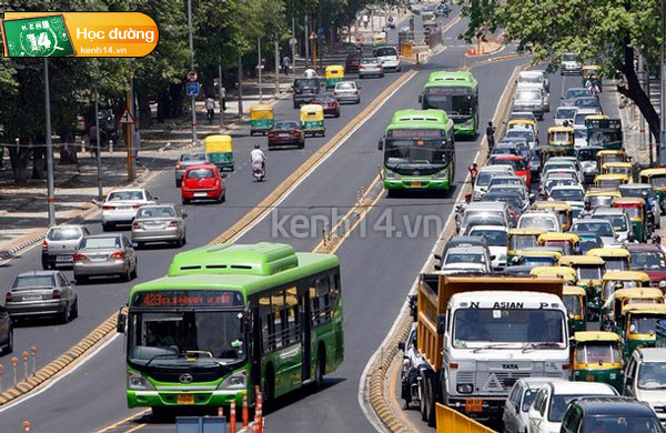 Giao thông và vui chơi: Với những bạn nào đã có kinh nghiệm đi xe máy thì sang Ấn nên mua luôn một chiếc xe và chạy cho thoải mái. Hầu hết du học sinh sang Ấn đều cảm thấy “đường phố sao thân thương giống Việt Nam”. Giao thông ở đây thì khá lộn xộn, nhưng các bạn cũng không nên sử dụng xe bus, vì hãy tưởng tượng việc chen chúc trên xe bus (như là xe khách ở Việt Nam) trong cái nóng điên đảo của Ấn Độ thì… Ngoài ra, ở Ấn là nơi cho bạn khám phá những kiểu xe lạ, như xe Rishxa (một kiểu dạng như xe xích lô lai… xe lôi). Ảnh: Giao thông tại Ân Độ Giao thông và vui chơi: Với những bạn nào đã có kinh nghiệm đi xe máy thì sang Ấn nên mua luôn một chiếc xe và chạy cho thoải mái. Hầu hết du học sinh sang Ấn đều cảm thấy “đường phố sao thân thương giống Việt Nam”. Giao thông ở đây thì khá lộn xộn, nhưng các bạn cũng không nên sử dụng xe bus, vì hãy tưởng tượng việc chen chúc trên xe bus (như là xe khách ở Việt Nam) trong cái nóng điên đảo của Ấn Độ thì… Ngoài ra, ở Ấn là nơi cho bạn khám phá những kiểu xe lạ, như xe Rishxa (một kiểu dạng như xe xích lô lai… xe lôi). Ảnh: Giao thông tại Ân Độ