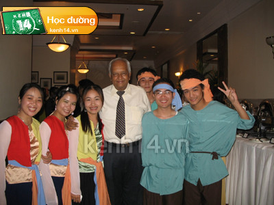 Về vấn đề học tập, quả thực các bạn sang học đại học chiếm số lượng không nhiều, mà chủ yếu là học thạc sĩ trở lên. Tuy nhiên, chính phủ Ấn Độ đang cung cấp khá nhiều học bổng cho du học sinh Việt Nam. Với 251 trường đại học và đại học truyền thống, các ngành thu hút được sinh viên quốc tế nhiều nhất đó là các ngành Công nghệ sinh học, Công nghệ thông tin, Y học, Lâm nghiệp, Văn học và có cả Phật học nữa. Ảnh: Các du học sinh Việt tại Ấn Độ. Về vấn đề học tập, quả thực các bạn sang học đại học chiếm số lượng không nhiều, mà chủ yếu là học thạc sĩ trở lên. Tuy nhiên, chính phủ Ấn Độ đang cung cấp khá nhiều học bổng cho du học sinh Việt Nam. Với 251 trường đại học và đại học truyền thống, các ngành thu hút được sinh viên quốc tế nhiều nhất đó là các ngành Công nghệ sinh học, Công nghệ thông tin, Y học, Lâm nghiệp, Văn học và có cả Phật học nữa. Ảnh: Các du học sinh Việt tại Ấn Độ.