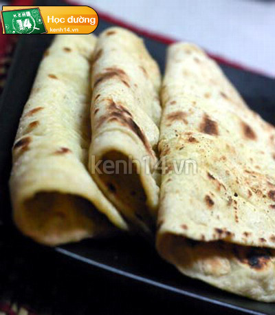Ở Ấn Độ có món Chapati, được nấu phổ biến như dân Việt Nam nấu cơm, một vài bạn quen rồi thì có thể tự nấu chapati với vài món mặn kèm theo ăn như dân Ấn, còn không thì cũng không nên đi ăn “bờ bụi” làm gì. Ảnh: Bánh Chapati Ở Ấn Độ có món Chapati, được nấu phổ biến như dân Việt Nam nấu cơm, một vài bạn quen rồi thì có thể tự nấu chapati với vài món mặn kèm theo ăn như dân Ấn, còn không thì cũng không nên đi ăn “bờ bụi” làm gì. Ảnh: Bánh Chapati
